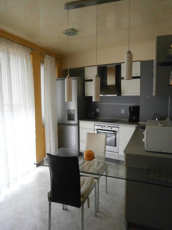Art Apartment Kiril And Metodi Square Burgas by Rom bilde