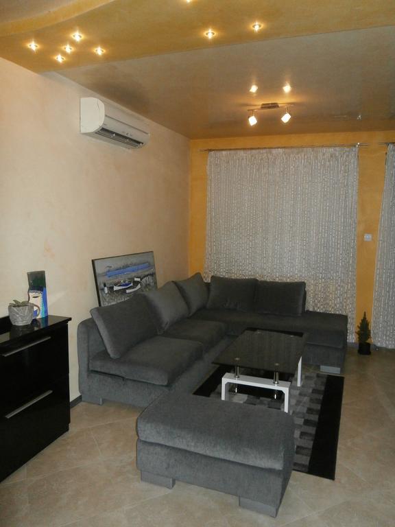 Art Apartment Kiril And Metodi Square Burgas by Rom bilde